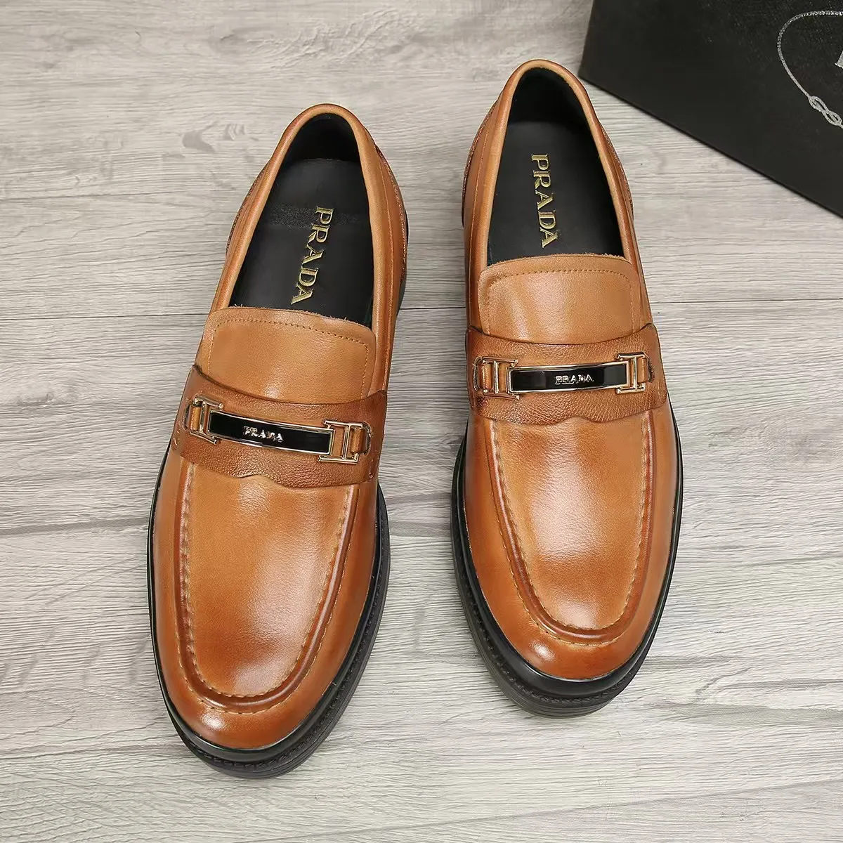 Men's shoes 💰540 💰💰🎩🎩【Prada】Counter 1:1⬆️original reproduction, absolute quality🆗Original outsole, high-quality imported rubber, wear-resistant and non-slip, never degummed, upper material: imported first-layer cowhide➕anti-slip foam outsole, official website material, lining material: water-dyed leather lining, 3 colors available! Code number 38-45